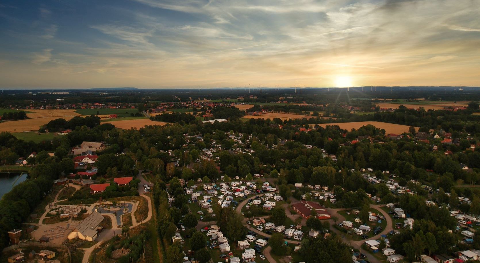 Luftbild Alfsee Ferienpark im Sonnenaufgang