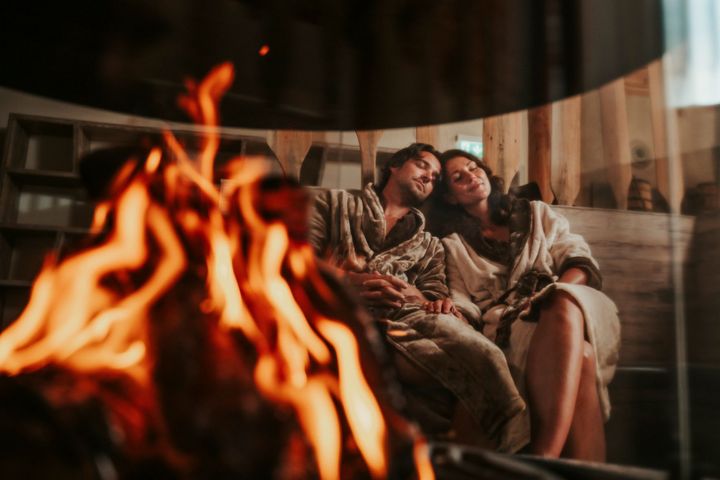 Paar vorm Kamin