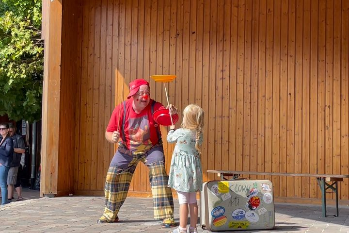 Clown Ati mit Teller